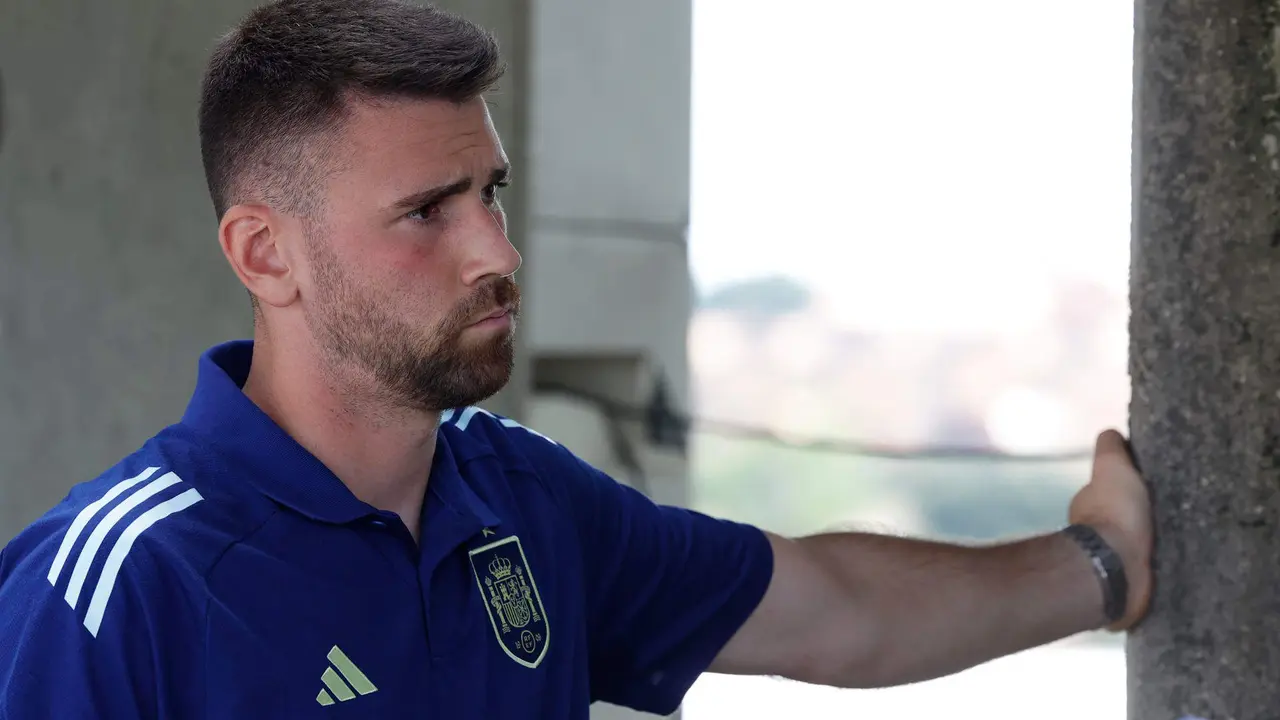 El portero del Athletic Club de Bilbao Unai Sim&oacute;n atiende a la prensa durante el d&iacute;a de medios de la selecci&oacute;n espa&ntilde;ola que prepara la Eurocopa. EFE/ J.J. Guill&eacute;n