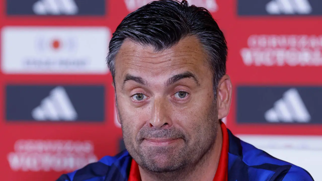 El entrenador de la selecci&oacute;n de Andorra, Koldo &Aacute;lvarez de Eulate, asiste a una rueda de prensa este martes en Badajoz, en la v&iacute;spera del encuentro amistoso ante la selecci&oacute;n espa&ntilde;ola en el Estadio Nuevo Vivero. EFE/Julio Mu&ntilde;oz