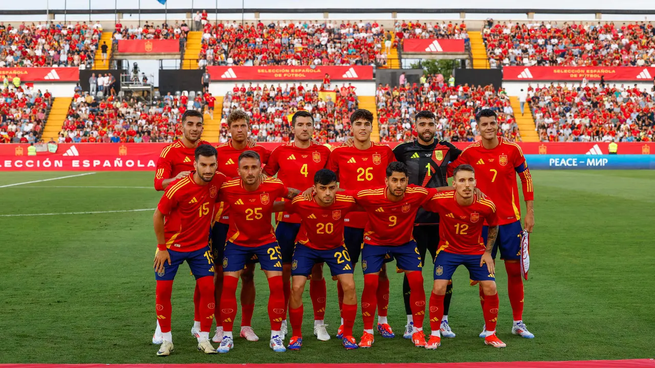 Los jugadores de la selecci&oacute;n espa&ntilde;ola de f&uacute;tbol posan antes del partido amistoso en el estadio Nuevo Vivero, en Badajoz. EFE/Julio Mu&ntilde;oz