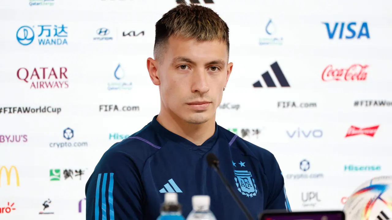 Fotograf&iacute;a de archivo en la que se registr&oacute; al defensa de la selecci&oacute;n argentina de f&uacute;tbol Lisandro Mart&iacute;nez, durante una rueda de prensa. EFE/Juan Ignacio Roncoroni