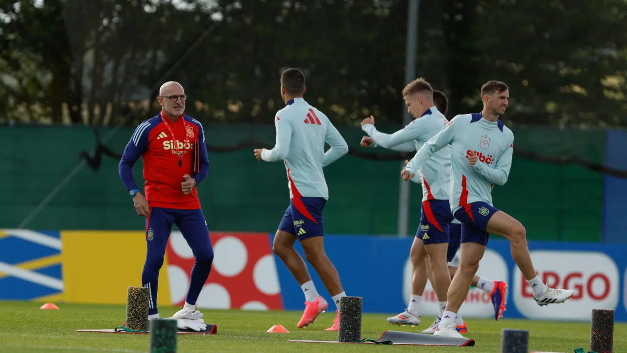El seleccionador nacional, Luis de la Fuente (i), y los jugadores Dani Olmo (2-d) y Fabi&aacute;n Ruiz (d), entre otros, durante el entrenamiento de este lunes en el Centro Deportivo SV Aasen, en la localidad de Donaueschingen, Alemania, donde Espa&ntilde;a establece su 'cuartel general' para la Eurocopa 2024. EFE/J.J. Guill&eacute;n