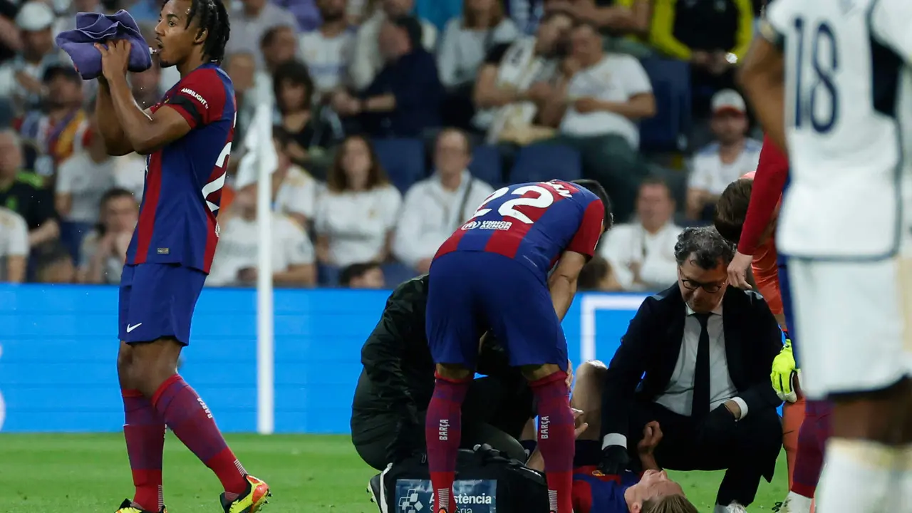 El centrocampista neerland&eacute;s del FC Barcelona Frenkie de Jong (abajo) es atendido por los servicios m&eacute;dicos en el estadio Santiago Bernab&eacute;u de Madrid en foto de archivo de Juanjo Mart&iacute;n. EFE