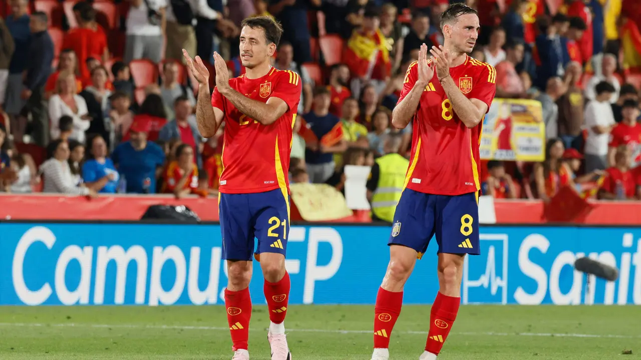 El centrocampista de la selecci&oacute;n espa&ntilde;ola Fabi&aacute;n Ruiz (d), autor de uno de los cinco goles en la victoria ante Irlanda del Norte en el estadio Son Moix (5-1). EFE/Cati Cladera
