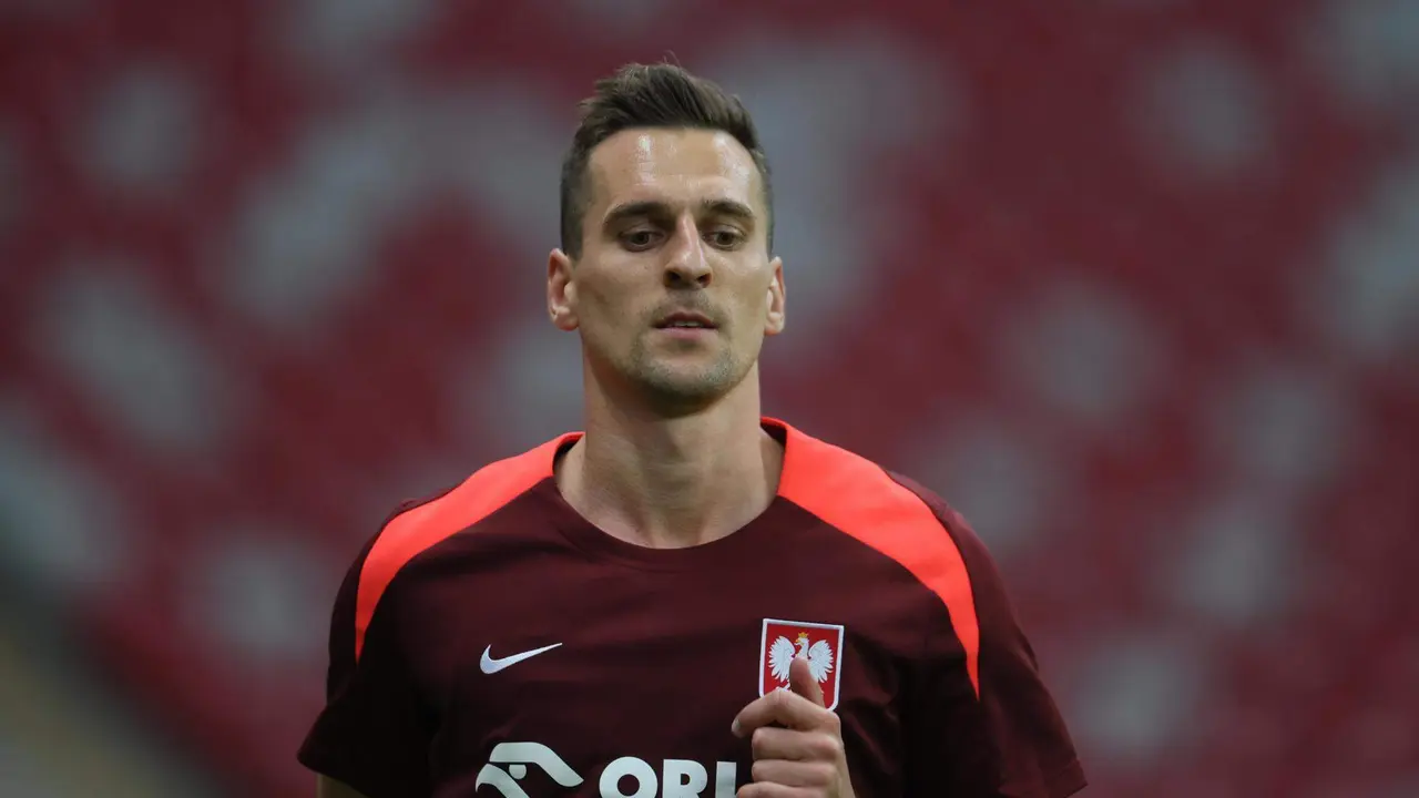 El delantero Arkadiusz Milik, durante un entrenamiento de esta semana de la selecci&oacute;n polaca. EFE/EPA/Leszek Szymanski POLAND OUT