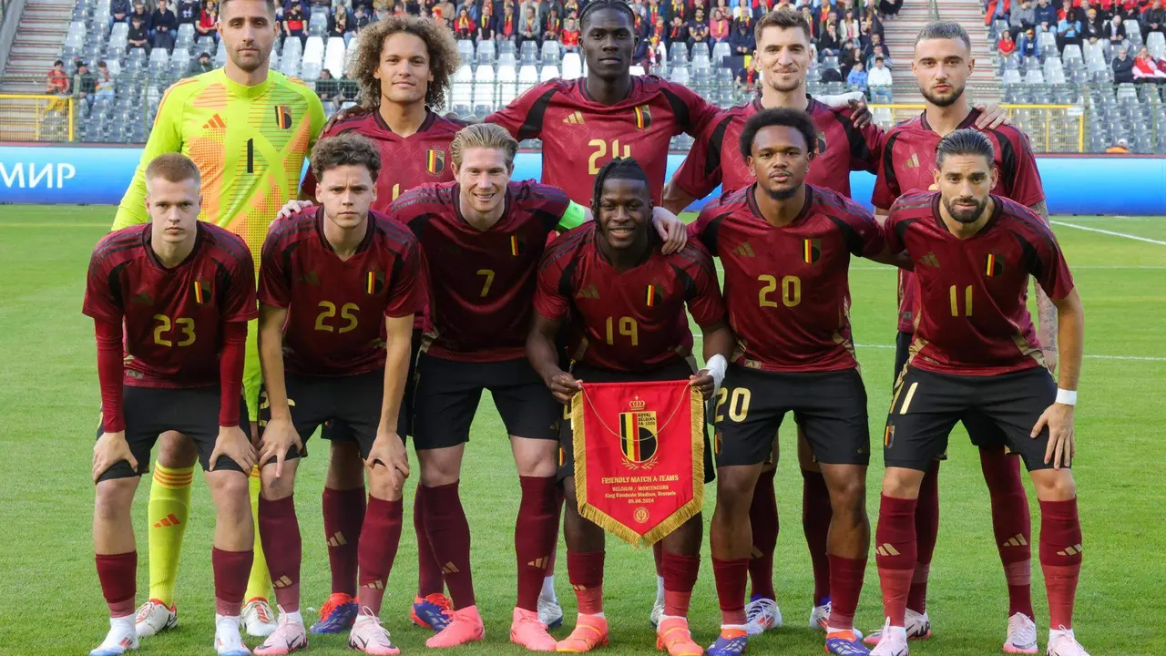 La selecci&oacute;n belga de f&uacute;tbol, con Koen Casteels (arriba, 1&ordm; izq), antes de un amistoso ante Montenegro el 5 de junio. EFE/EPA/OLIVIER MATTHYS