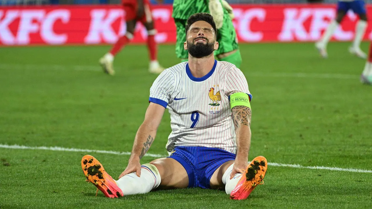El delantero de Francia Olivier Giroud se lamenta durante el amistosos que han jugado Francia y Canad&aacute; en Burdeos, Francia. EFE/EPA/Caroline Blumberg