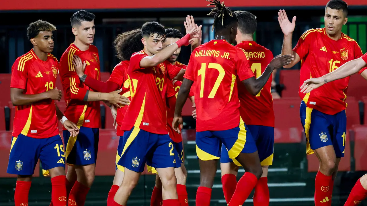 El centrocampista de Espa&ntilde;a Pedri (4i) celebra el primer gol de su equipo ante Irlanda del Norte, durante el partido amistoso de f&uacute;tbol disputado este s&aacute;bado en el estadio de Son Moix. EFE/CATI CLADERA