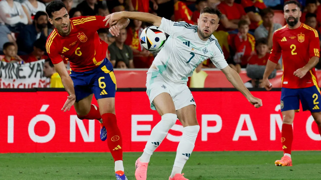 El centrocampista de la selecci&oacute;n espa&ntilde;ola Mikel Merino (i) pelea un bal&oacute;n con Conor McMenamin, de Irlanda del Norte, durante el partido amistoso de f&uacute;tbol disputado en el estadio de Son Moix. EFE/Cati Cladera