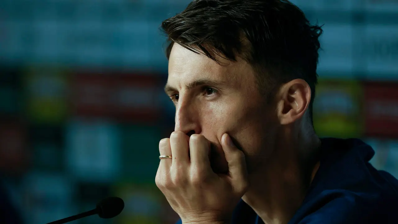 El delantero de la selecci&oacute;n croata de f&uacute;tbol Ante Budimir durante una rueda de prensa previa a su entrenamiento de este mi&eacute;rcoles en la ciudad alemana de Neurupinn, su lugar de concentraci&oacute;n para la Eurocopa 2024. EFE/ Alberto Estevez