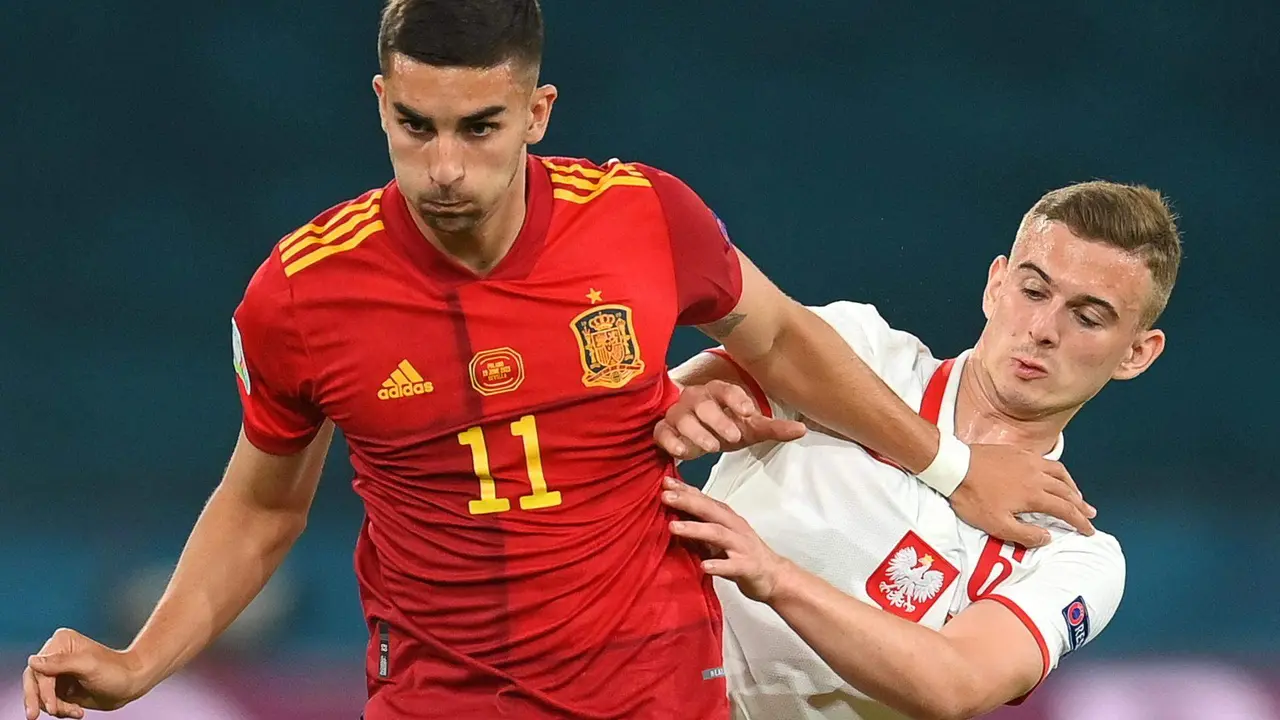 El jugador espa&ntilde;ol Ferran Torres (i) en acci&oacute;n contra el polaco Kacper Kozlowski (d) durante el partido de f&uacute;tbol de la ronda preliminar del grupo E de la UEFA EURO 2020 entre Espa&ntilde;a y Polonia en Sevilla, Espa&ntilde;a. EFE/EPA/David Ramos / POOL