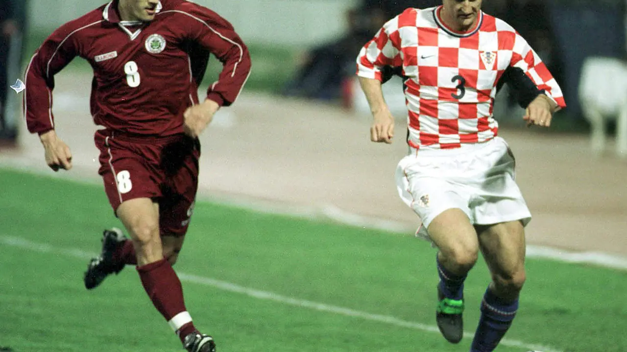 Robert Jarni (d), durante un partido de la selecci&oacute;n croata ante Letonia en la fase de clasificaci&oacute;n del Mundial de 2020. EPA PHOTO EPA/STRINGER/Archivo