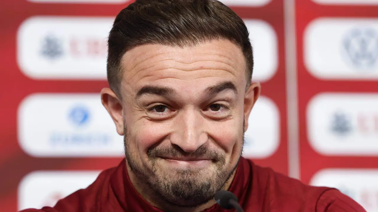El jugador suizo Xherdan Shaqiri sonr&iacute;e durante una rueda de prensa en Stuttgart, Alemania, 13 de junio de 2024. EFE/EPA/PETER KLAUNZER