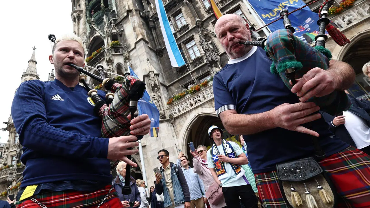 Seguidores escoceses en Munich recorren la ciudad a la espera del partido inaugural de la Eurocopa 2024. EFE/EPA/ANNA SZILAGYI