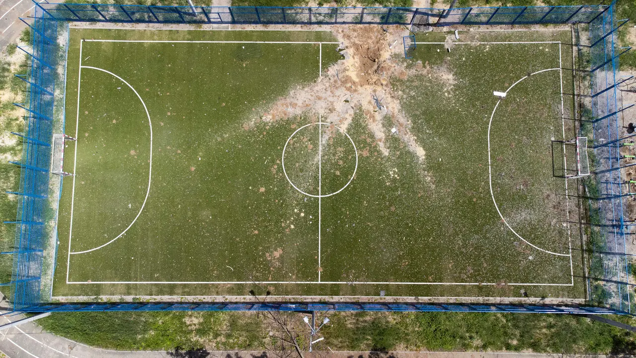 Vista de un campo de f&uacute;tbol destruido por un misil de los ataques rusos en el barrio Saltivka, en J&aacute;rkov (Ucrania) en foto de archivo de Orlando Barr&iacute;a EFE