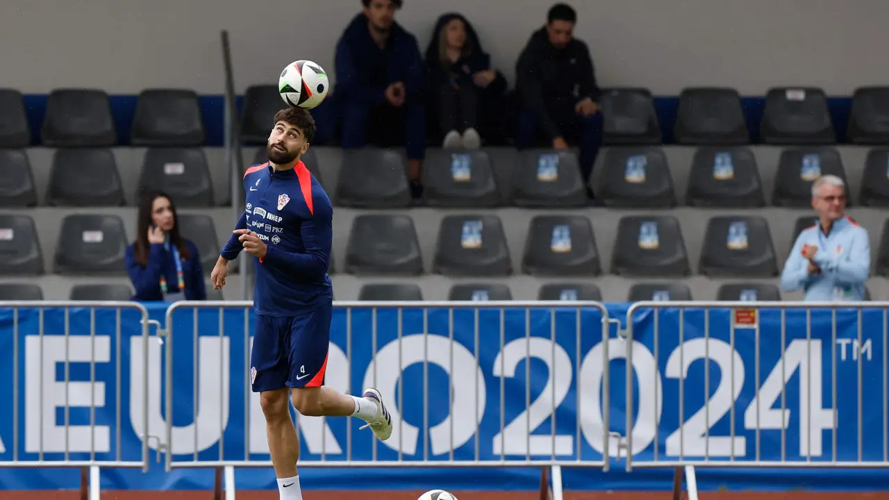 El defensa de la selecci&oacute;n croata de f&uacute;tbol Jo&scaron;ko Gvardiol durante el entrenamiento de este mi&eacute;rcoles en la ciudad alemana de Neurupinn, su lugar de concentraci&oacute;n para la Eurocopa 2024.