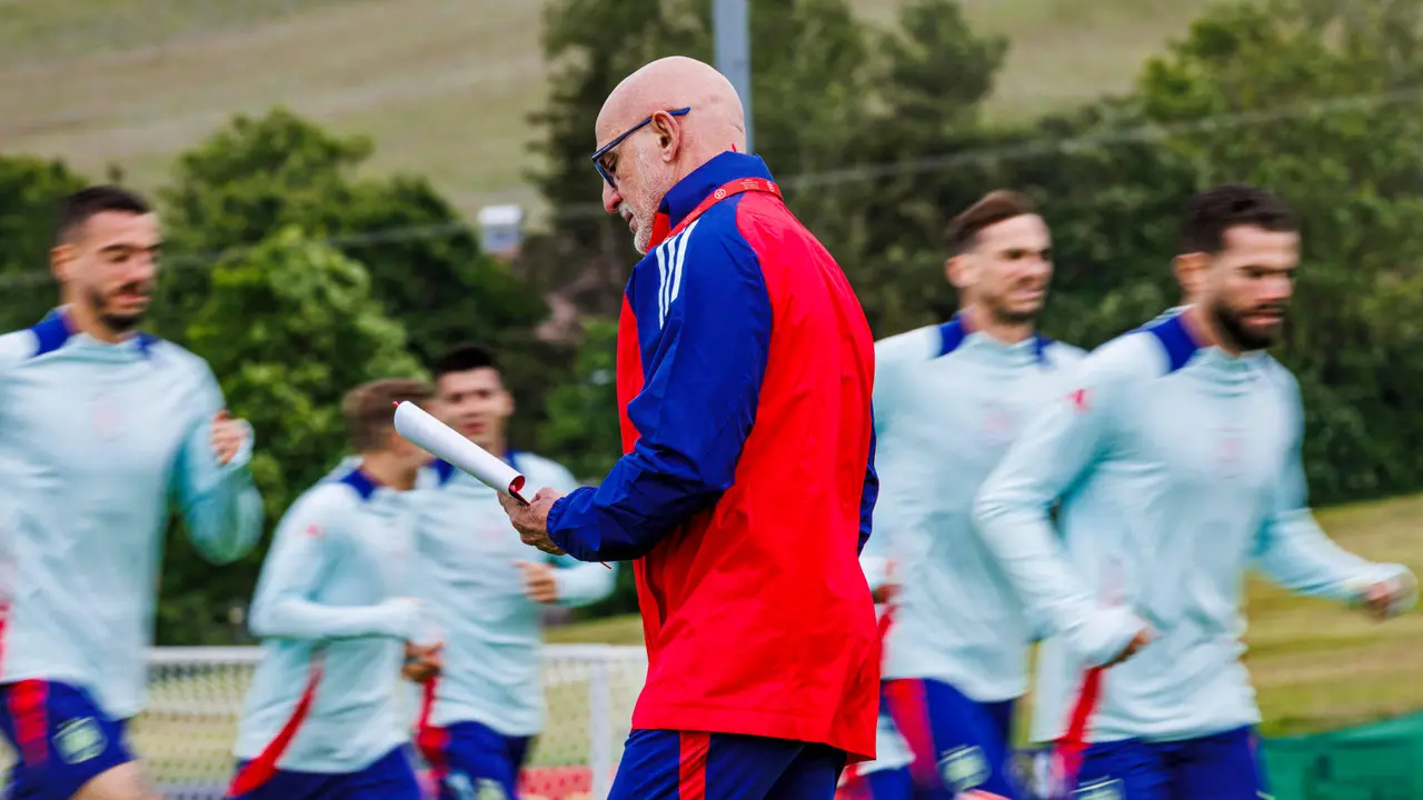 El seleccionador, Luis de la Fuente, durante el entrenamiento del conjunto nacional espa&ntilde;ol de f&uacute;tbol en Der &Ouml;schberghof, el campo base de Espa&ntilde;a en la Eurocopa, situado en la localidad alemana de Donaueschingen. Espa&ntilde;a debuta ma&ntilde;ana, s&aacute;bado 15 de junio, ante Croacia en la Eurocopa 2024. EFE/ Pablo Garc&iacute;a/RFEF