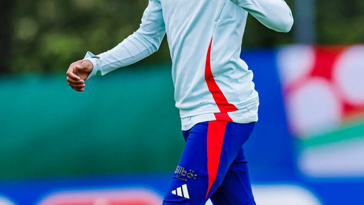 Lamine Yamal durante el entrenamiento de la selecci&oacute;n espa&ntilde;ola de f&uacute;tbol en Der &Ouml;schberghof, el campo base de Espa&ntilde;a en la Eurocopa, situado en la localidad alemana de Donaueschingen. Espa&ntilde;a debuta ma&ntilde;ana, s&aacute;bado 15 de junio, ante Croacia en la Eurocopa 2024. EFE/ Pablo Garc&iacute;a/RFEF