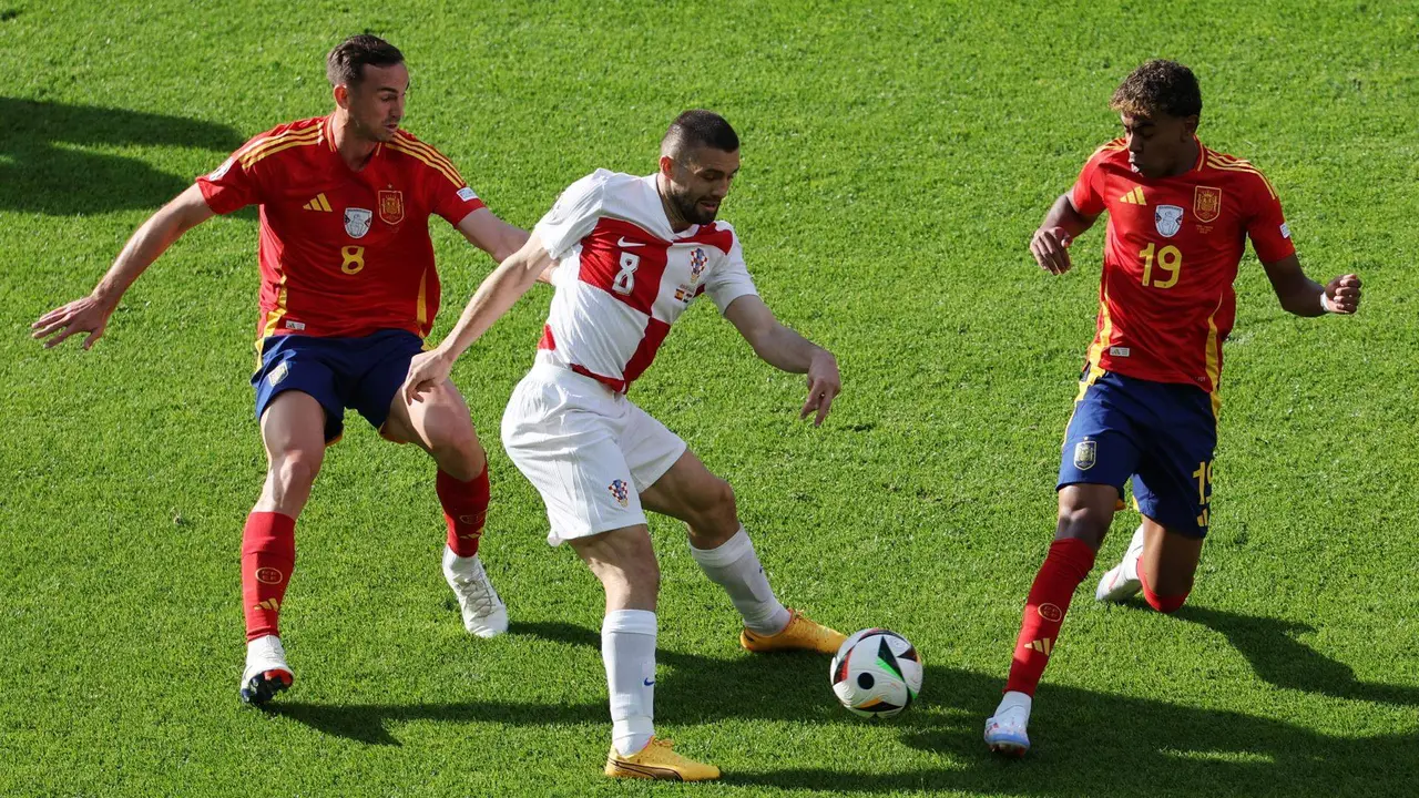 El croata Mateo Kovacic (c) en acci&oacute;n ante Fabian Ruiz (I) y Lamine Yamal en el partido del grupo B entre Espa&ntilde;a y Croacia en Berl&iacute;n, Alemania. EFE/EPA/ABEDIN TAHERKENAREH