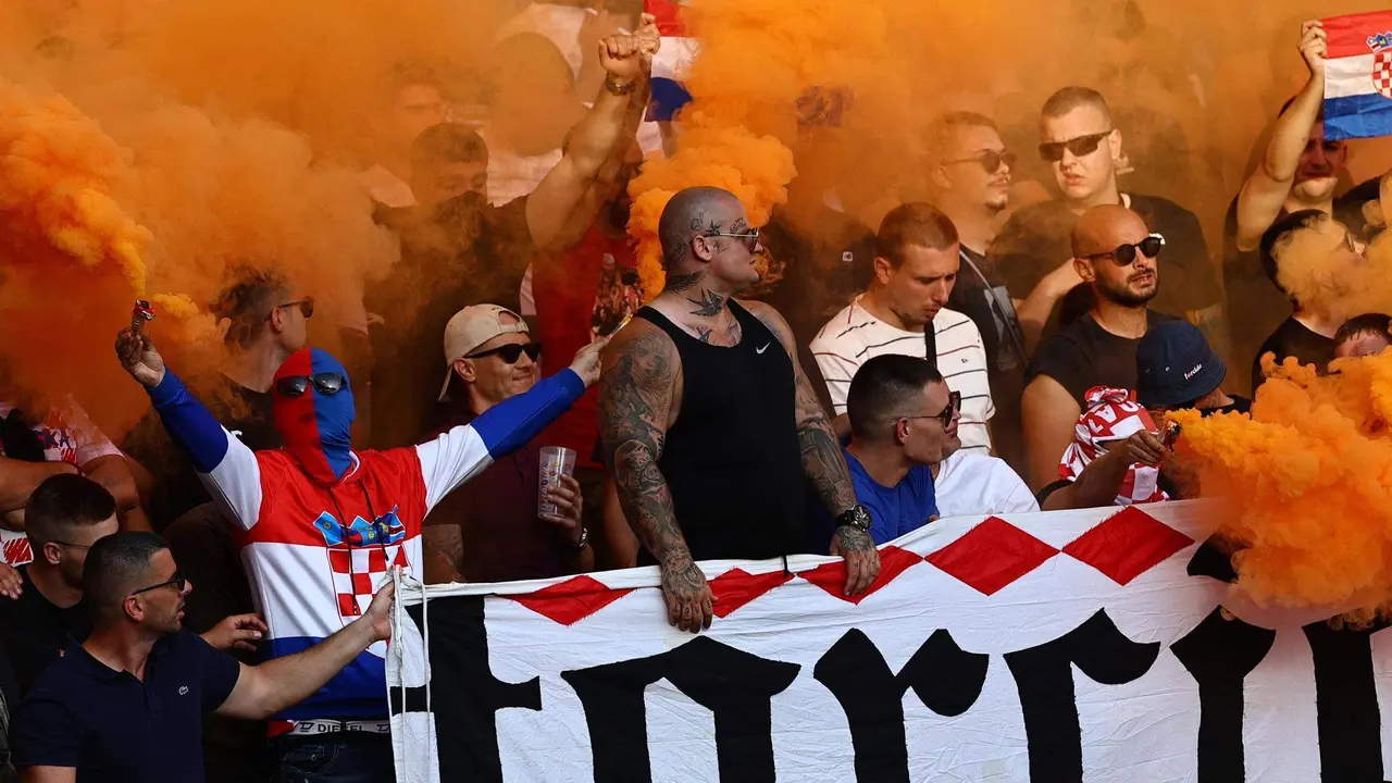 Aficionados croatas animan antes del inicio del partido del grupo B de la Eurocopa 2024 entre Espa&ntilde;a y Croacia, este s&aacute;bado en el Estadio Ol&iacute;mpico de Berl&iacute;n, Alemania. EFE/EPA/FILIP SINGER