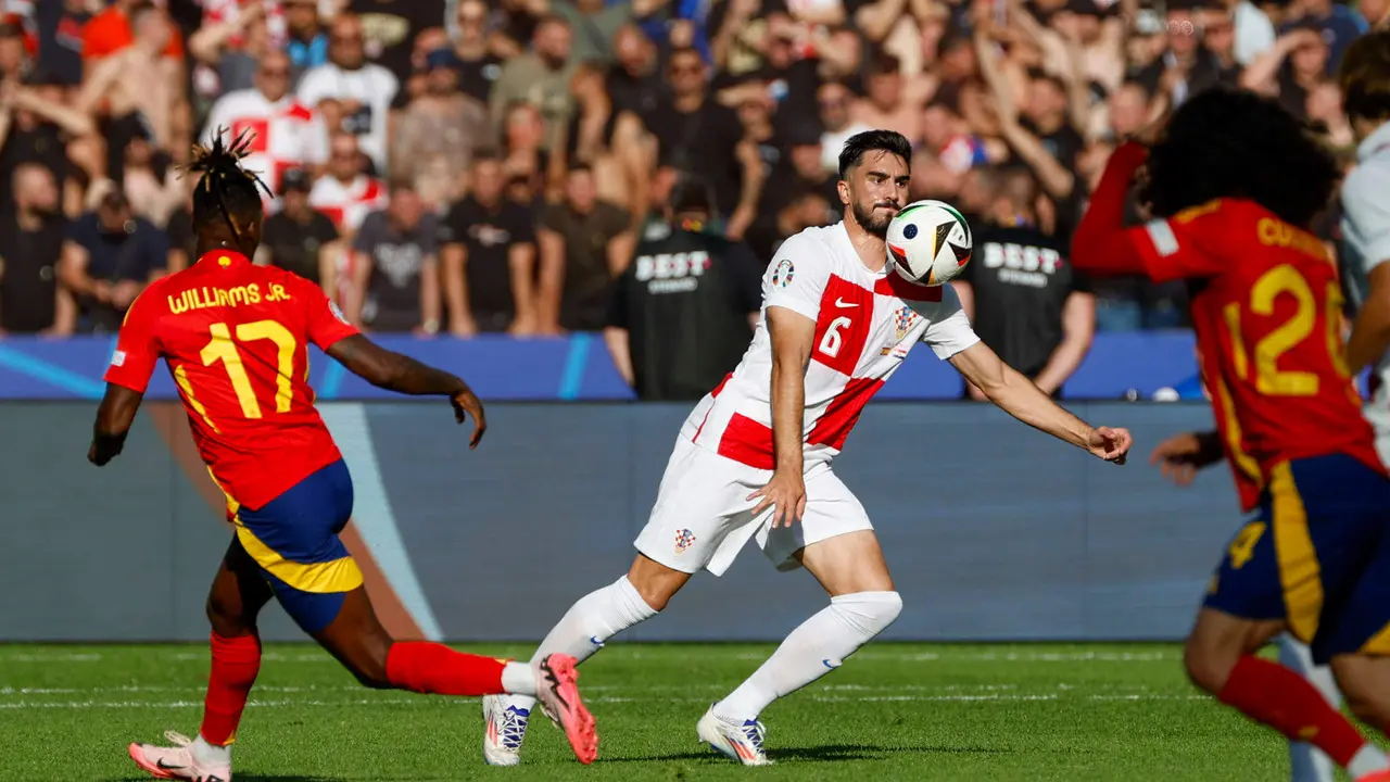 El delanero espa&ntilde;ol Nico Williams (I) pierde de vista al croata Josip Sutalo durante el partido del grupo B que han jugado Espa&ntilde;a y Croacia en el Ol&iacute;mpico de Berl&iacute;n en Alemania. EFE/J.J. Guillen