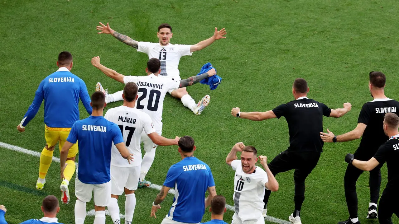 El jugador de Eslovenia Erik Janza celebra con sus compa&ntilde;eros el gol del empate durante el partido del grupo C que han jugado Eslovenia y Dinamarca en Stuttgart, Alemania.EFE/EPA/MOHAMED MESSARA