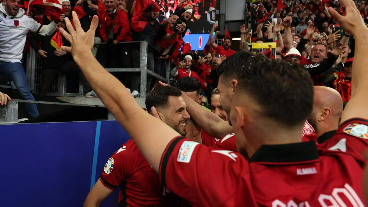 Nedim Bajrami de Albania (C) celebra el 1-0 con aficionados y compa&ntilde;eros de equipo durante el partido de f&uacute;tbol del grupo B de la Eurocopa 2024 entre Italia y Albania, en Dortmund, Alemania. EFE/EPA/FRIEDEMANN VOGEL