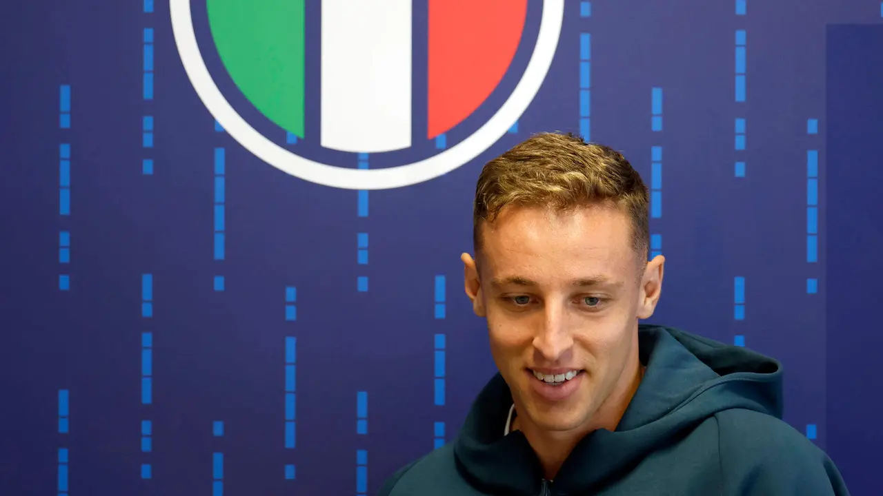 El centrocampista italiano Davide Frattesi durante la rueda de prensa convocada este lunes en el lugar de concentraci&oacute;n de la selecci&oacute;n de Italia.EFE/ Alberto Est&eacute;vez