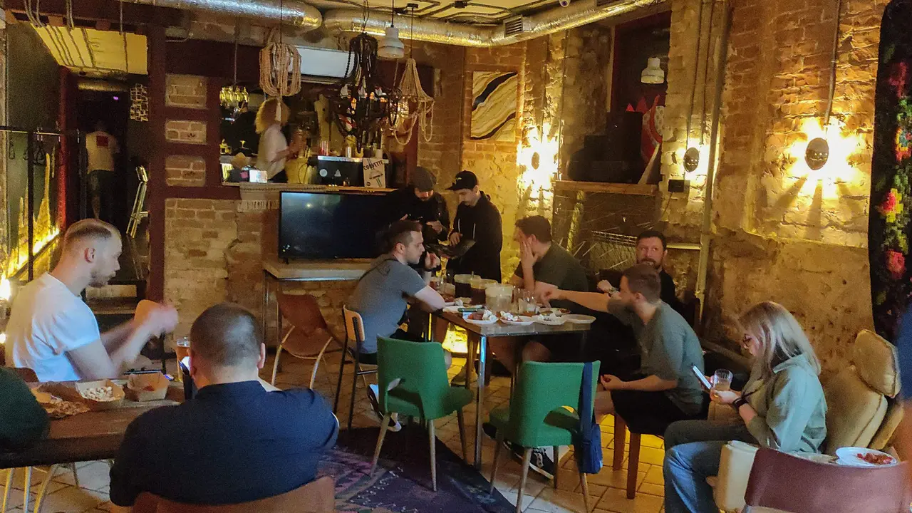 Aficionados ucranianos tratan de encontrar una forma de ver en el ordenador el Ruman&iacute;a-Ucrania de la Eurocopa en un pub Kiev despu&eacute;s de que se interrumpiera poco despu&eacute;s del comienzo de la segunda parte la retransmisi&oacute;n oficial del partido. EFE/Marcel Gasc&oacute;n