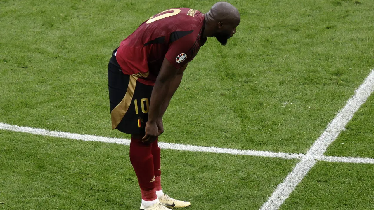 El delantero belga Romelu Lukaku se lamanta tras sufrir al VAR durante el partido del grupo E que han jugado B&eacute;lgica y Eslovaquia en Fr&aacute;nkfort, Alemania. EFE/EPA/ROBERT GHEMENT