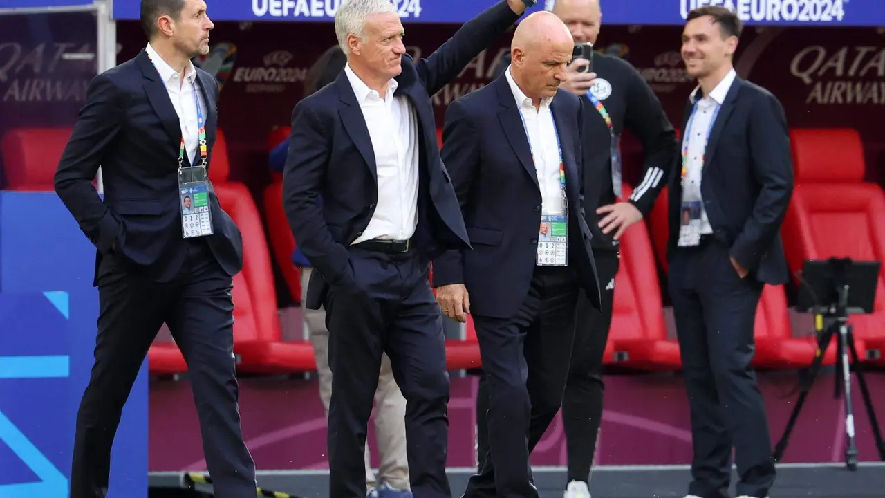 El cuerpo t&eacute;cnico de Francia con Didier Deschamps (2I) a la caneza antes del partido Austria-Francia en Dusseldorf, Alemania. EFE/EPA/CHRISTOPHER NEUNDORF