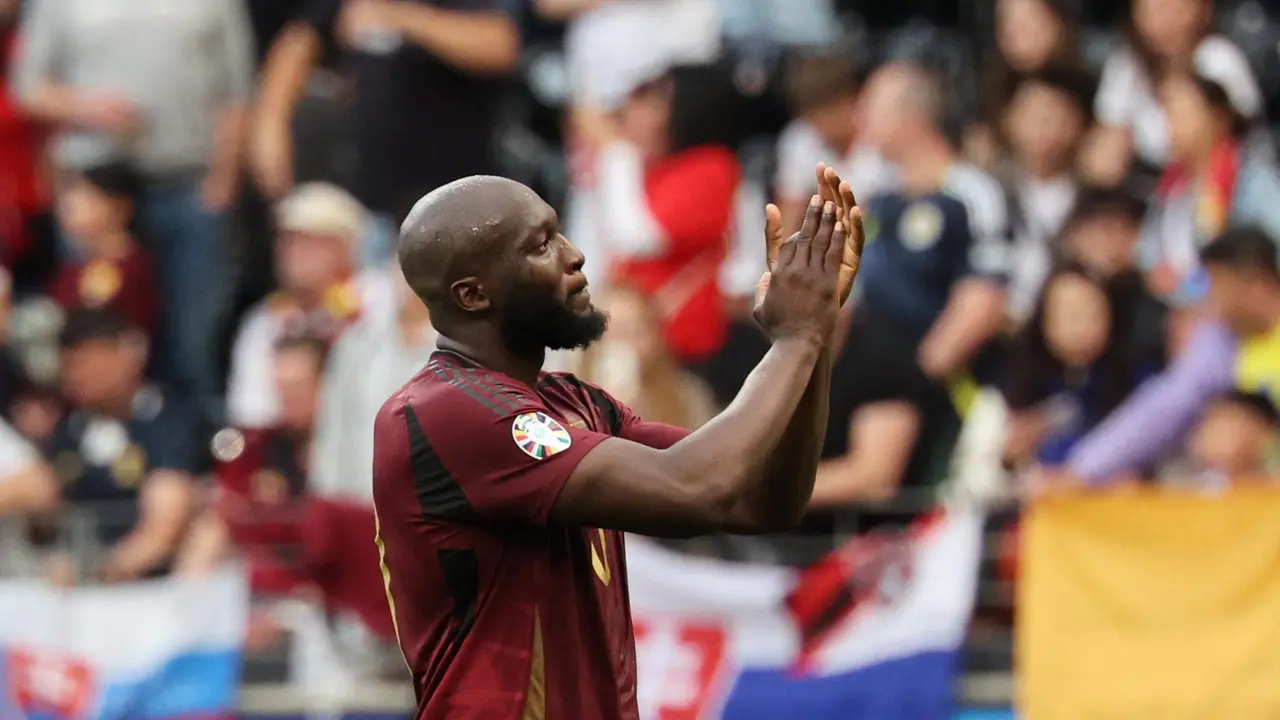 El jugador belga Romelu Lukaku aplaude a la afici&oacute;n despu&eacute;s del partido del grupo E de la Eurocopa 2024 entre B&eacute;lgica y Eslovaquia, en Frankfurt Main, Alemania. EFE/EPA/ABEDIN TAHERKENAREH