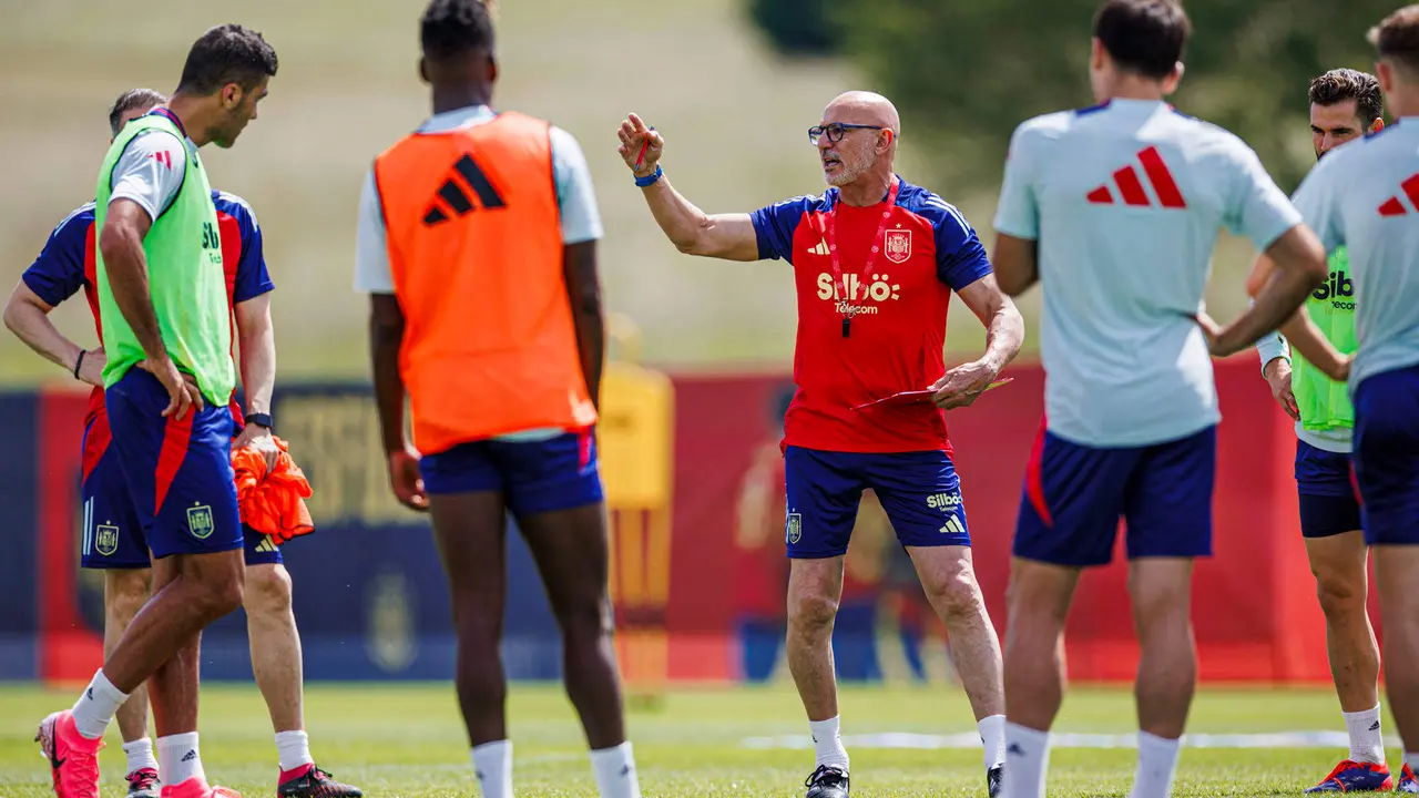 El seleccionador espa&ntilde;ol, Luis de la Fuente, durante el entrenamiento de la selecci&oacute;n espa&ntilde;ola de f&uacute;tbol este martes en el lugar de concentraci&oacute;n de Donaueschingen. EFE/RFEF
