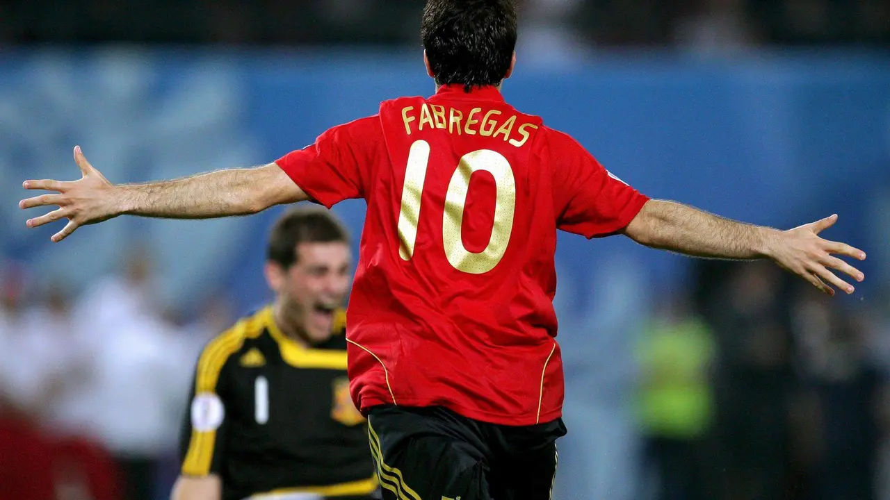 El guardameta espa&ntilde;ol Iker Casillas (atr&aacute;s) y su compa&ntilde;ero de equipo Cesc Fabregas celebran tras ganar a Italia en el partido por los cuartos de final de la Eurocopa'08 que les enfrent&oacute; hoy, 22 de junio de 2008, en el estadio Ernst Happel de Viena (Austria). EFE/GEORG HOCHMUTH
