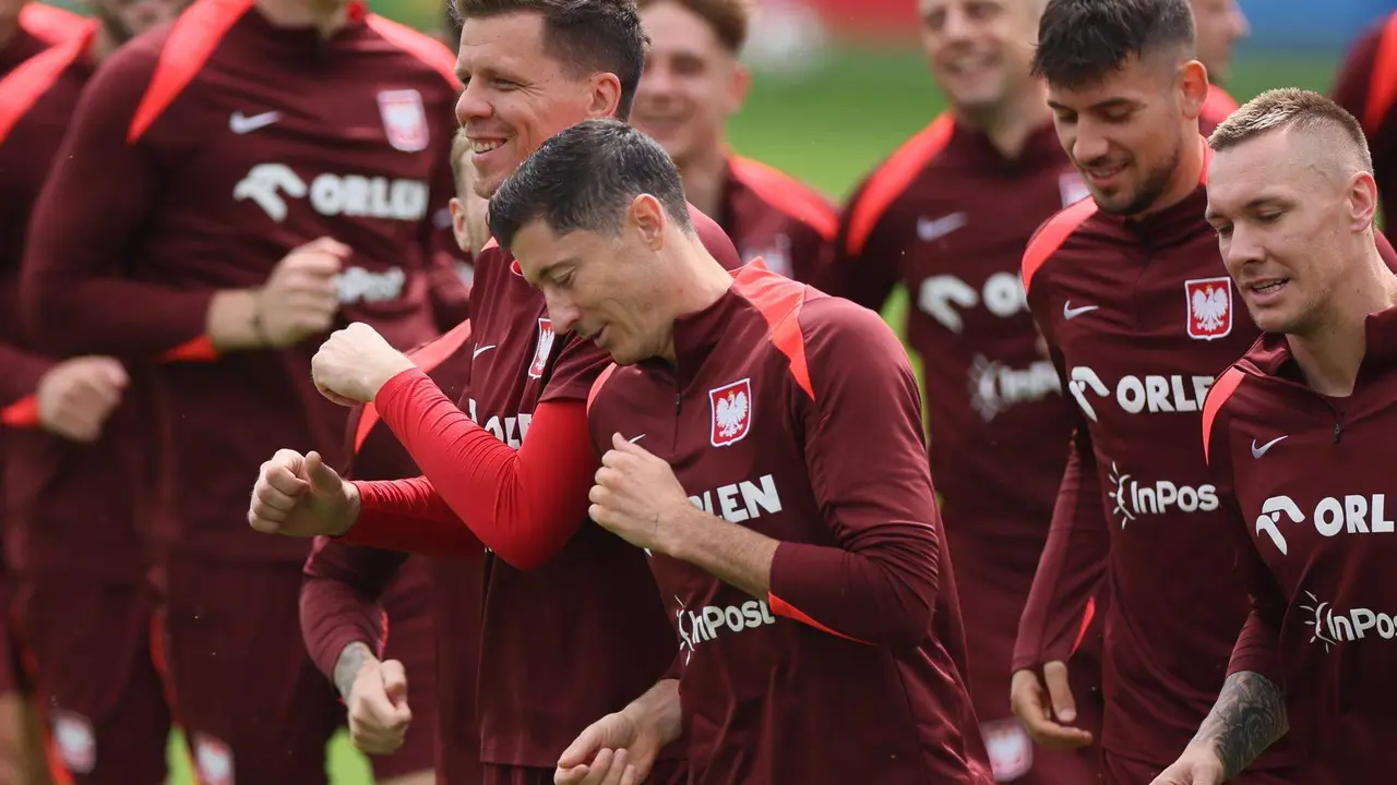 El jugador polaco Robert Lewandowski durante el entrenamiento de este mi&eacute;rcoles. EFE/EPA/Leszek Szymanski