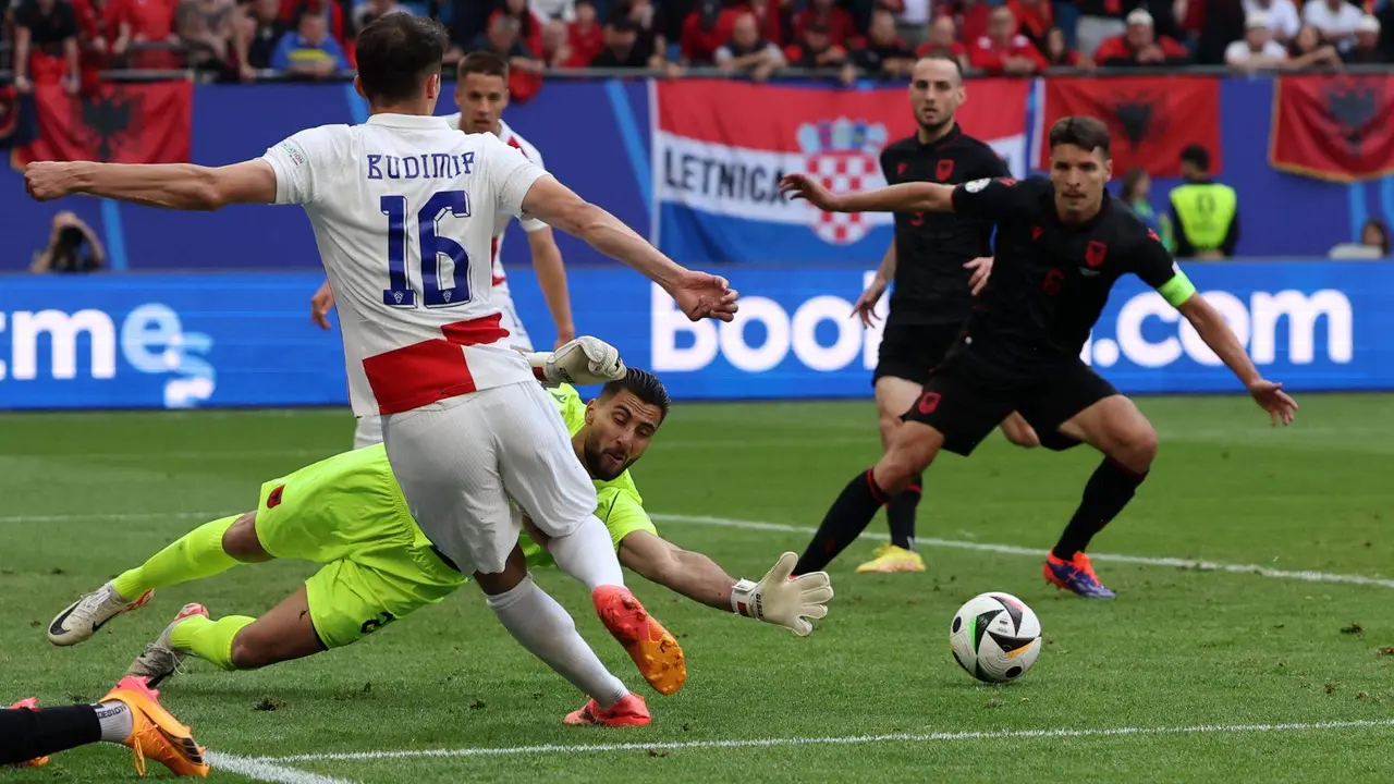 El delantero croata Ante Budimir (I) en accio&oacute;n antes del 2-1 durante el partido del grupo B que han jugado Croacia y Albania en Hamburgo, Alemania. EFE/EPA/ABEDIN TAHERKENAREH