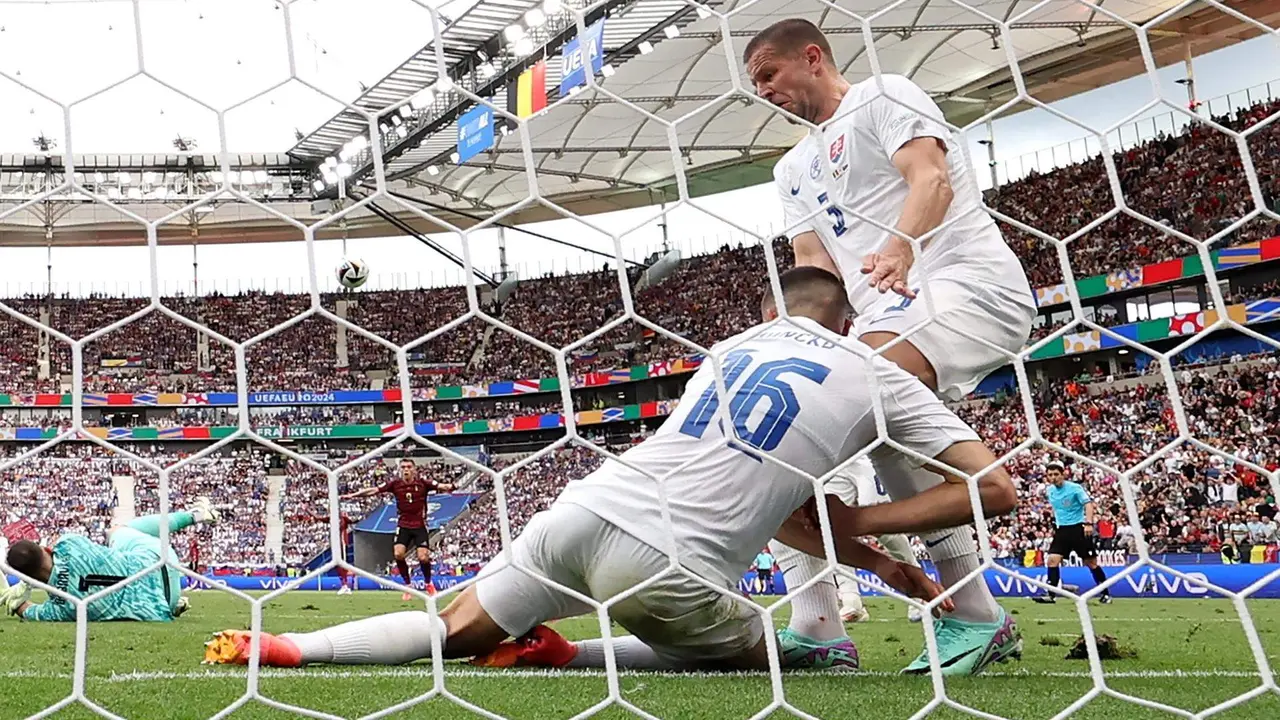 El central eslovaco David Hancko (I) saca bajo la l&iacute;nea un gol junto a su compa&ntilde;ero Denis Vavro durante el partido del grupo E que han jugado B&eacute;lgica y Eslovaquia en Fr&aacute;kfort, Alemania. EFE/EPA/ABEDIN TAHERKENAREH
