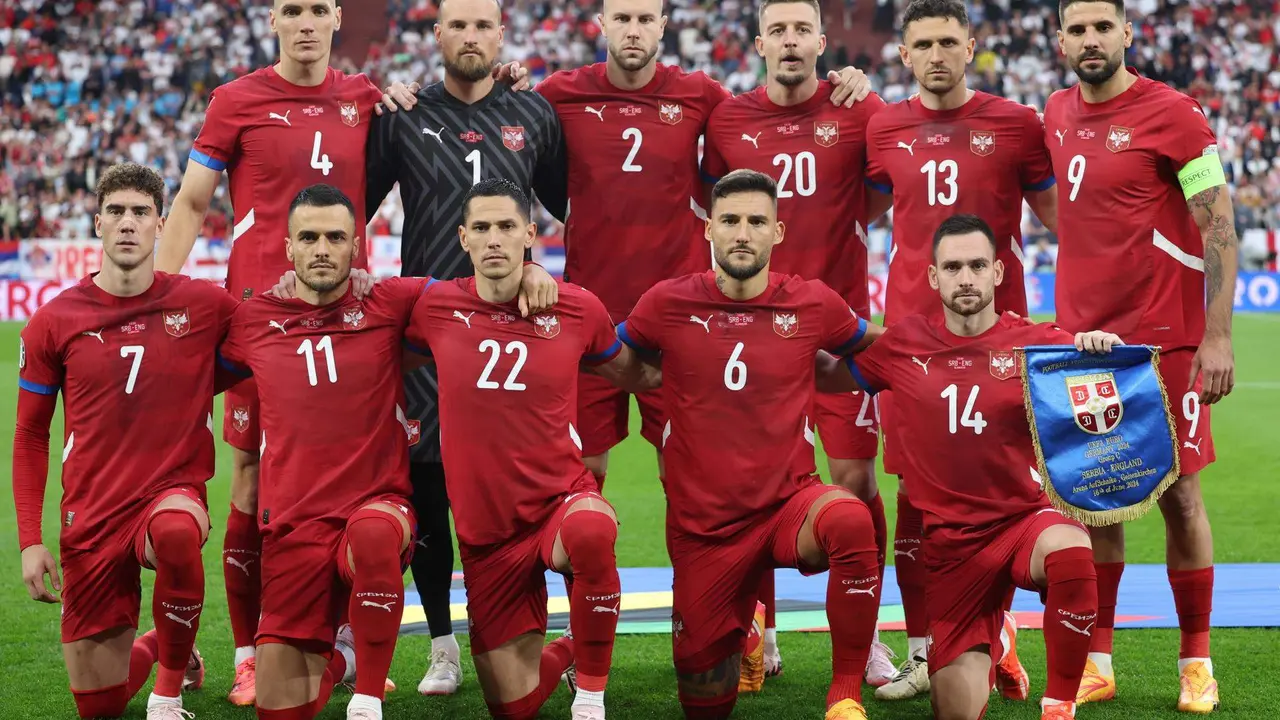 Los jugadores de Serbia posan antes del partido ante Inglaterra el pasado d&iacute;a 16. EFE/EPA/CHRISTOPHER NEUNDORF