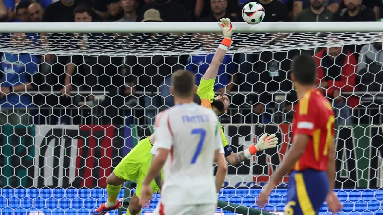 El guardameta de la selecci&oacute;n italiana, Gianluigi Donnarumma (2d), despeja un bal&oacute;n rematado por el centrocampista de Espa&ntilde;a, Pedri, durante el encuentro correspondiente a la fase de grupos de la Eurocopa 2024 que Espa&ntilde;a e Italia en Gelsenkirchen (Alemania).  EFE/EPA/CHRISTOPHER NEUNDORF