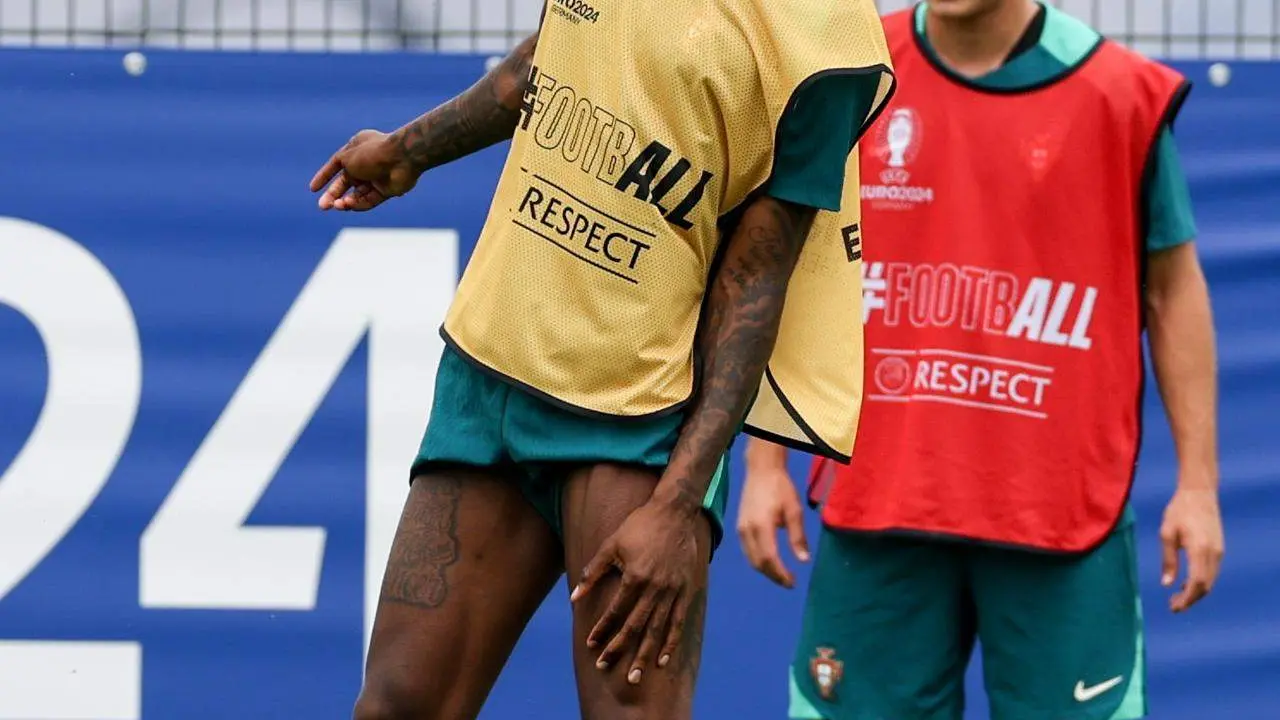 Rafael Leao (I), extremo de la selecci&oacute;n portuguesa y Joao Neves en la sesi&oacute;n de entrenamiento en Marienfeld, Harsewinkel, Alemania. EFE/EPA/MIGUEL A. LOPES