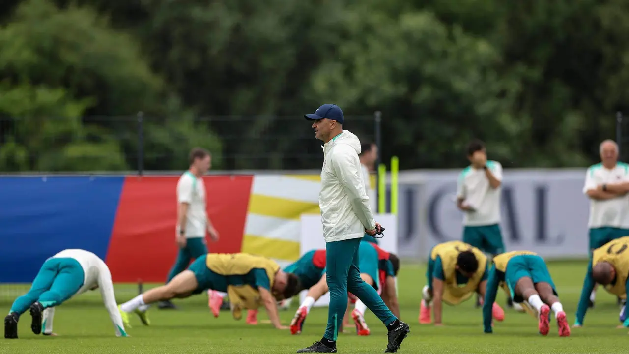 El entrenador de la selecci&oacute;n de f&uacute;tbol de Portugal, Roberto Martinez, dirige el entrenamiento del equipo en Marienfeld, Harsewinkel, Alemania, el 21 de junio de 2024. Portugal se enfrenta a Turqu&iacute;a ma&ntilde;ana en un partido clasificatorio del grupo F de la Eurocopa 2024.  EFE/EPA/MIGUEL A. LOPES