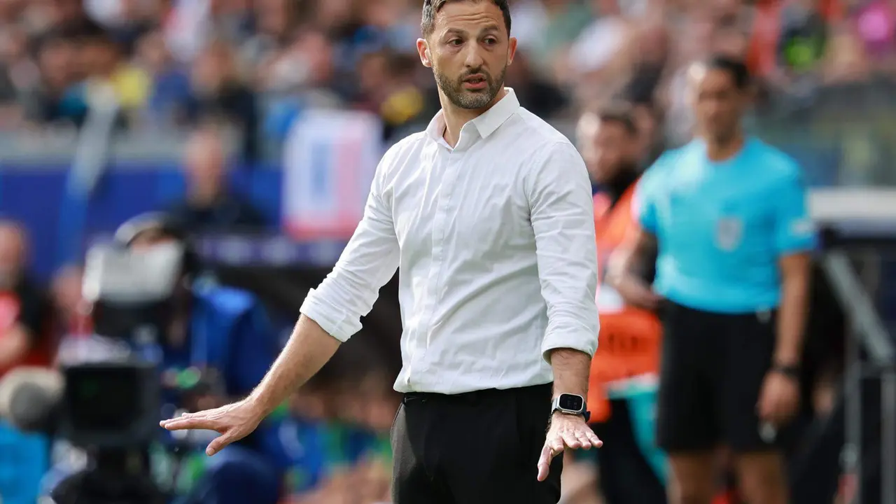 El seleccionador belga Domenico Tedesco gesticula durante el partido del grupo E que jugaron B&eacute;lgica y Eslovaquia en Fr&aacute;nkfort Alemania. EFE/EPA/CLEMENS BILAN