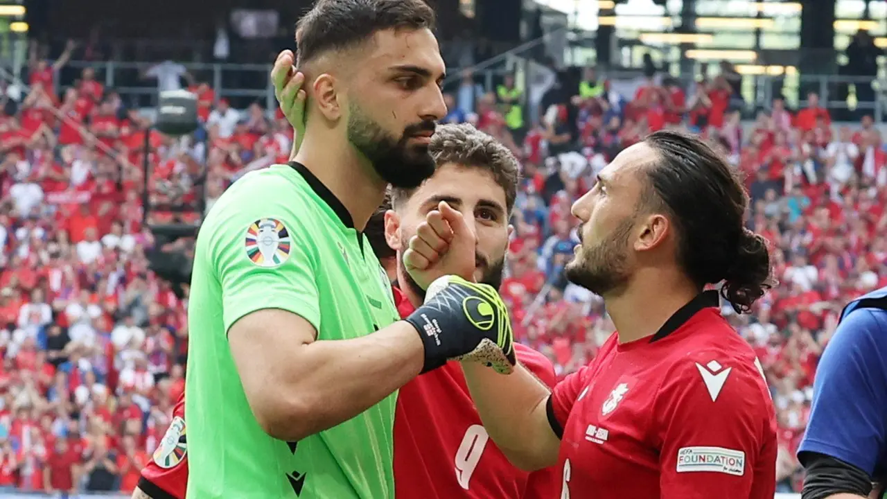 El portero de Georgia Giorgi Mamardashvili () es felicutado por su compa&ntilde;ero Giorgi Kochorashvili (d) durante el partido del grupo Fque han jugado Georgia y Rep&uacute;blica Checa en Hamburgo. EFE/EPA/ABEDIN TAHERKENAREH