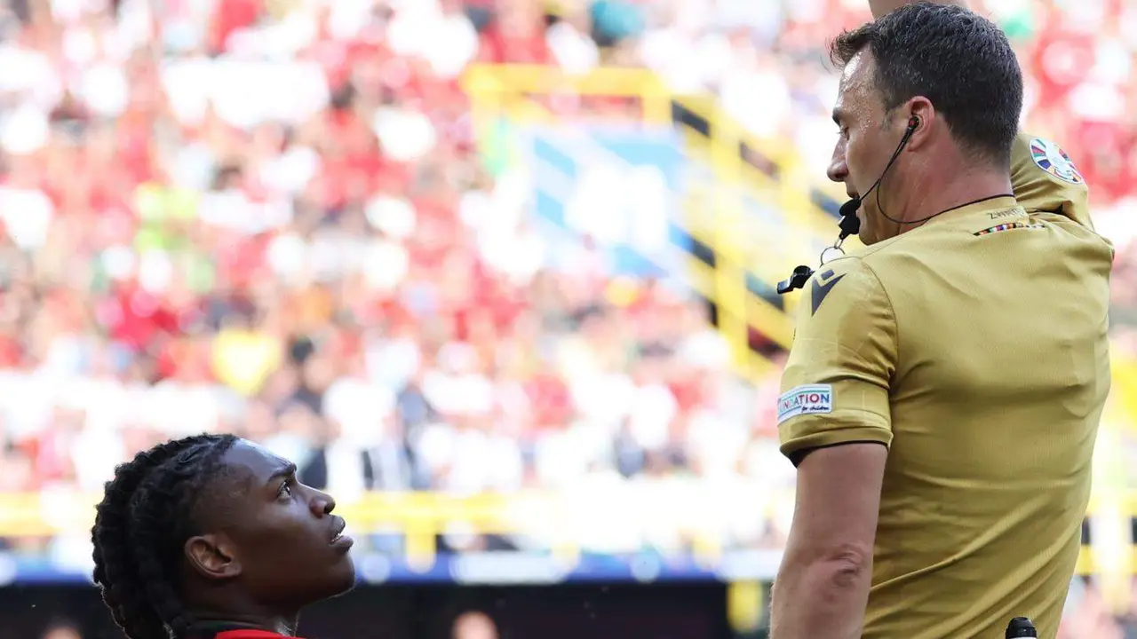 El &aacute;rbitro alem&aacute;n Felix Zwayer muestra amarilla al luso Rafael Leao durante el partido del grupo F que han juagdo Turqu&iacute;a y Portugal, en Dortmund, Alemania. EFE/EPA/GEORGI LICOVSKI