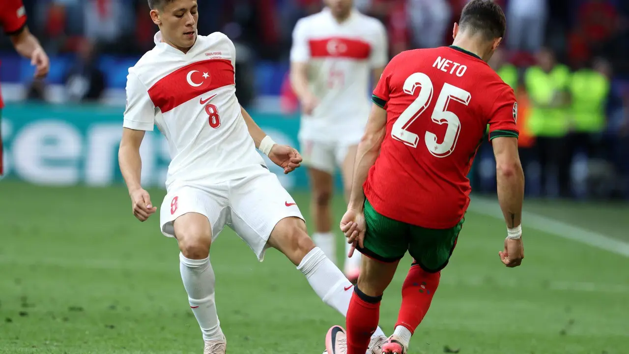 El jugador Arda G&uuml;ler y Pedro Neto luchan por el bal&oacute;n durante el partido del grupo F que han jugado Turqu&iacute;a y Portugal en Dortmud, Alemania. EFE/EPA/FRIEDEMANN VOGEL