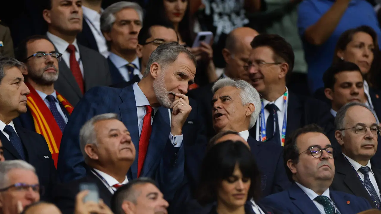 El rey Felipe VI (i) conversa con el presidente de la RFEF, Pedro Rocha, antes del inicio del encuentro disputado entre Espa&ntilde;a e Italia correspondiente al segundo encuentro de la fase de grupos de la Eurocopa 2024 en Gelsenkirchen (Alemania). EFE/ Alberto Est&eacute;vez