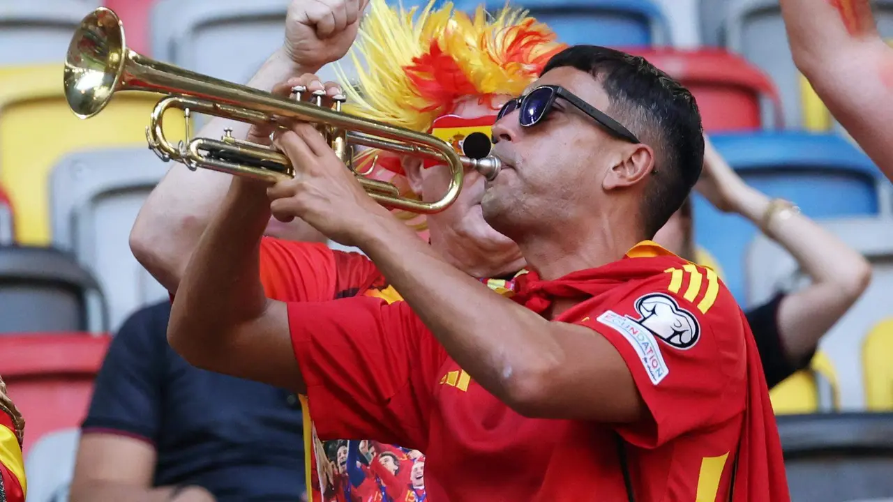 Los seguidores de la selecci&oacute;n espa&ntilde;ola en D&uuml;sseldorf, Alemania. EFE/EPA/FRIEDEMANN VOGEL