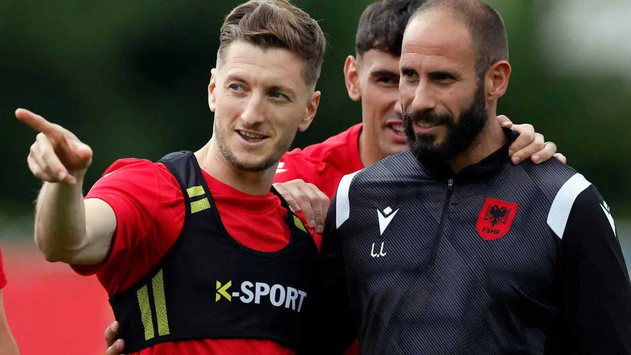 El jugador de Albania Iv&aacute;n Balliu (i) conversa con el preparador f&iacute;sico Luca Laurenti . EFE/Alberto Est&eacute;vez
