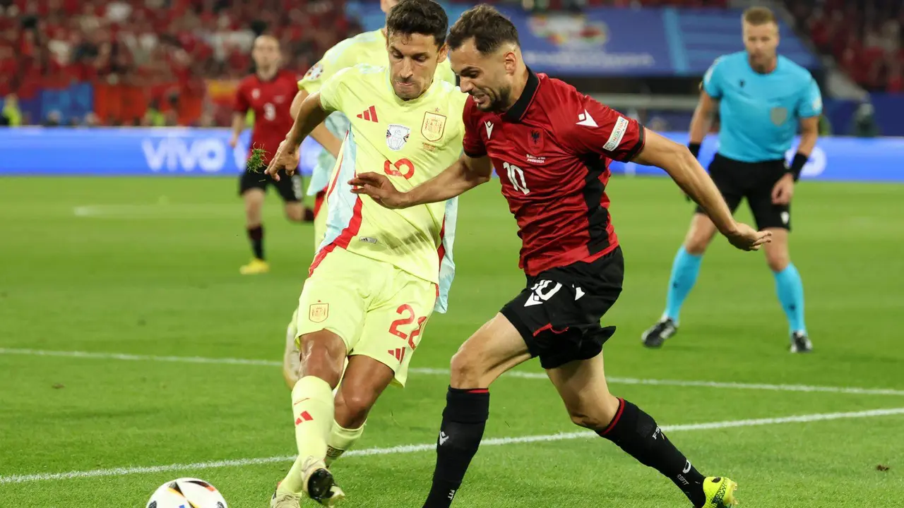 El alban&eacute;s Nedim Bajrami (d) y el lateral Jesus Navas en Dusseldorf, Alemania.EFE/EPA/FRIEDEMANN VOGEL