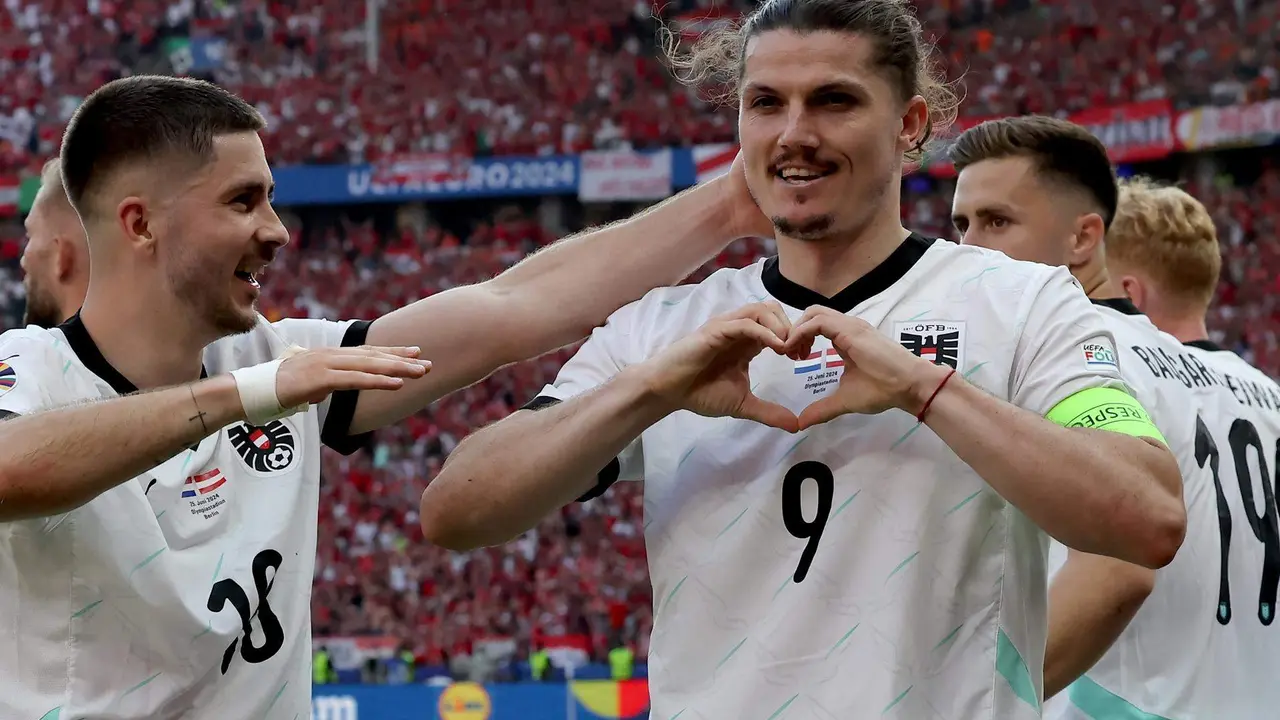 El delantero austriaco Marcel Sabitzer (c) celebra con sus compa&ntilde;eros en el partido del grupo D que han jugado Austria y Pa&iacute;ses Bajos en el Ol&iacute;mpico de Berl&iacute;n. EFE/EPA/ABEDIN TAHERKENAREH