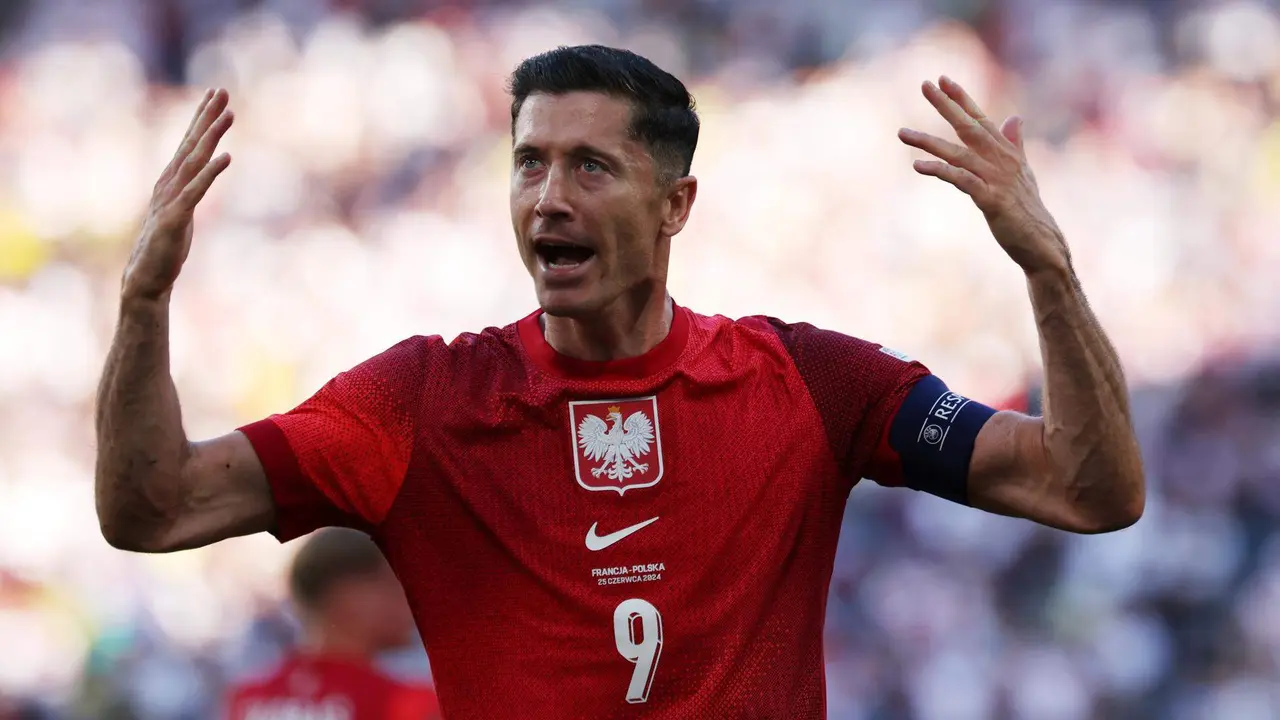 El delantero polaco Robert Lewandowski celebra el 1-1 durante el partido del grupo D que han jugado Francia y Polonia en Dortmund, Alemania. EFE/EPA/CHRISTOPHER NEUNDORF